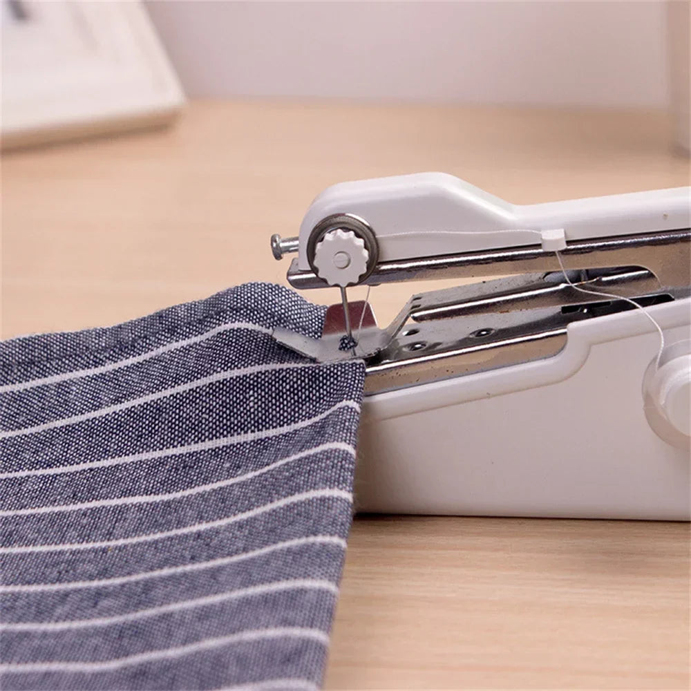 Globetrek° SewingMachine: Handhållen Kompakt Bärbar Mini Symaskin